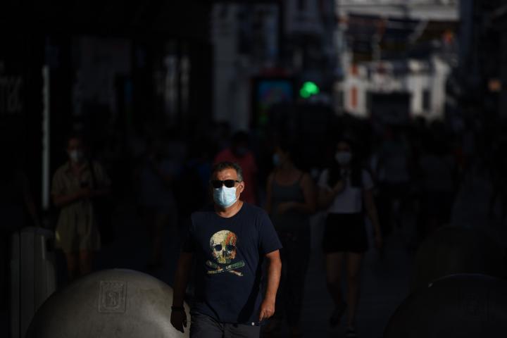 Un hombre camina por Madrid el 20 de julio de 2020 (Jorge Sanz/SOPA Images/LightRocket via Getty Images).