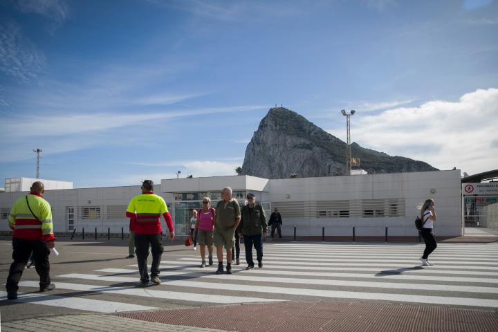 Trabajadores españoles junto a la frontera con Gibraltar. 