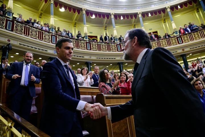 El presidente Mariano Rajoy felicita al presidente Pedro Sánchez tras la aprobación de la moción de censura el 1 de junio de 2018.
