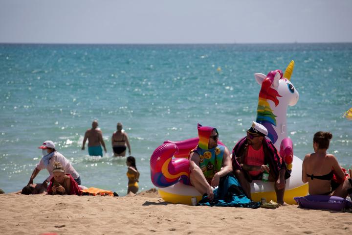 Turistas en una playa de Mallorca este martes.