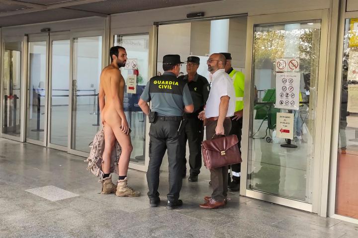 Un hombre ha tratado sin éxito este martes de acceder completamente desnudo a los juzgados de Valencia.