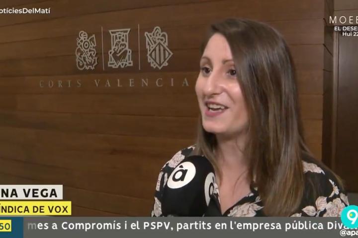 Una periodista de À Punt entrevista a una diputada de Vox en las Cortes Valencianas