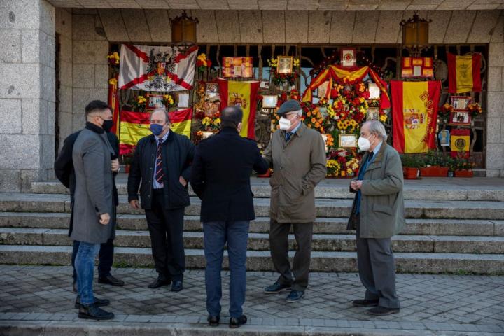 Juan Chicharro (segundo por la izda) en un homenaje a Franco el 20-N