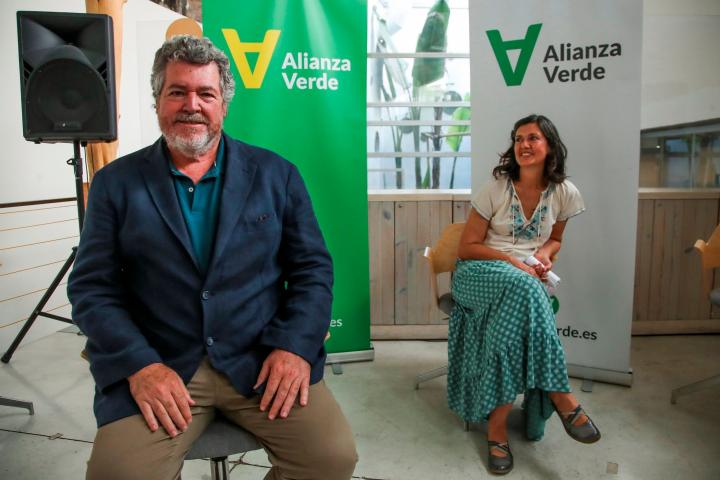 El diputado de Unidas Podemos Juantxo López de Uralde (i) y la exparlamentaria Carmen Molina posan este jueves durante la presentación de "Alianza Verde"