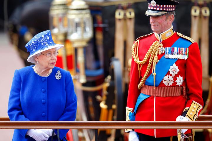 Isabel II junto al duque de Kent en el Trooping The Colour de 2013.