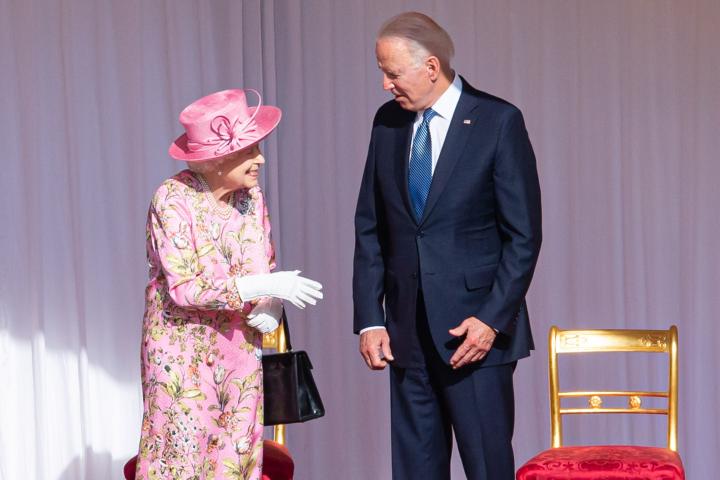 La reina Isabel II y el presidente estadounidense, Joe Biden, en el Castillo de Windsor, este domingo.