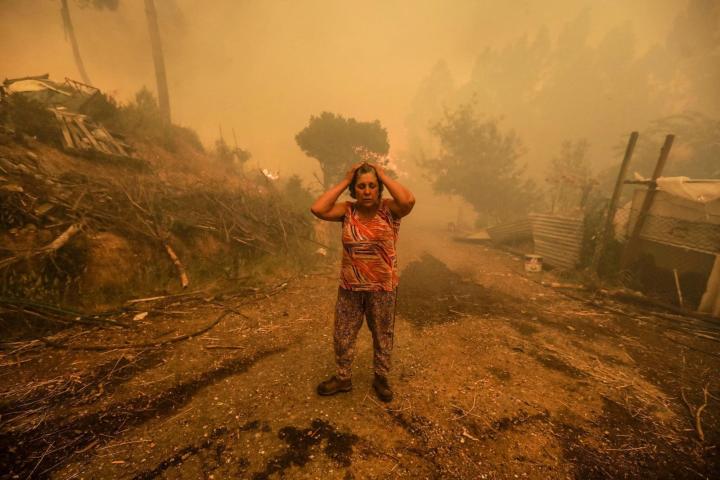 Una mujer se lamenta durante un incendio en Pampilhosa da Serra, Portugal, el 18 de junio del 2017