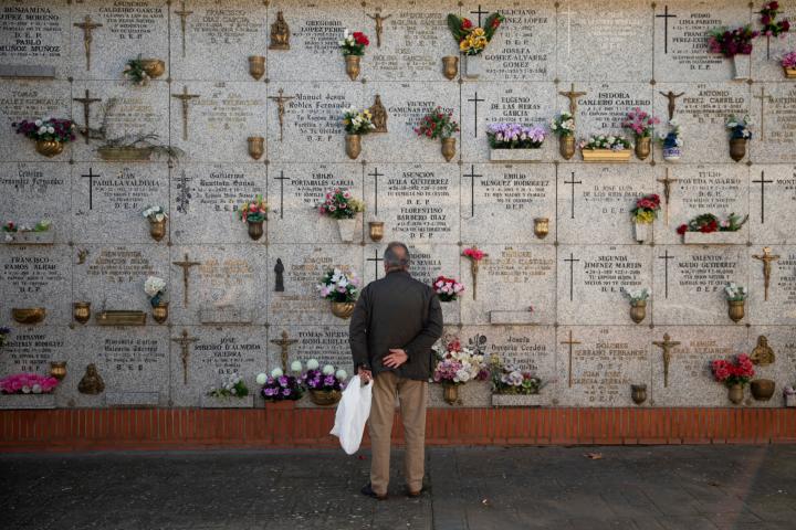 Un hombre, en el cementerio durante el Día de Todos los Santos en 2020.