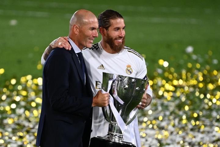 Zidane y Ramos con el título de Liga 2020. 