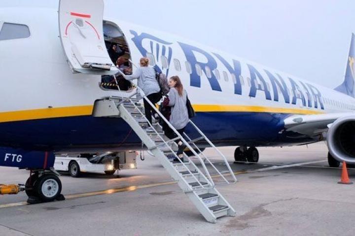 Denuncia que Ryanair le impide volar con su silla porque no cabe en la bodega: "Búscate otra compañía"