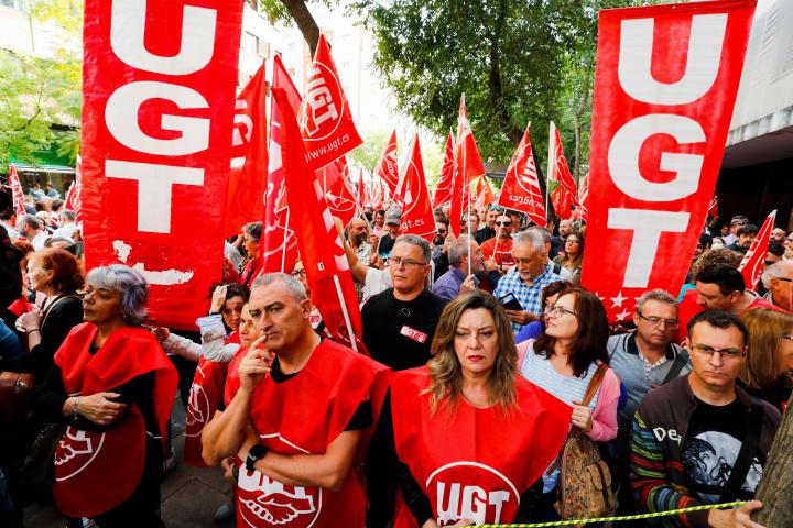 Los sindicatos CCOO y UGT se concentran este viernes frente a las sedes de CEOE para forzar a la patronal a que se siente a negociar un acuerdo salarial que permita a los trabajadores recuperar parte del poder adquisitivo perdido por la elevada ...