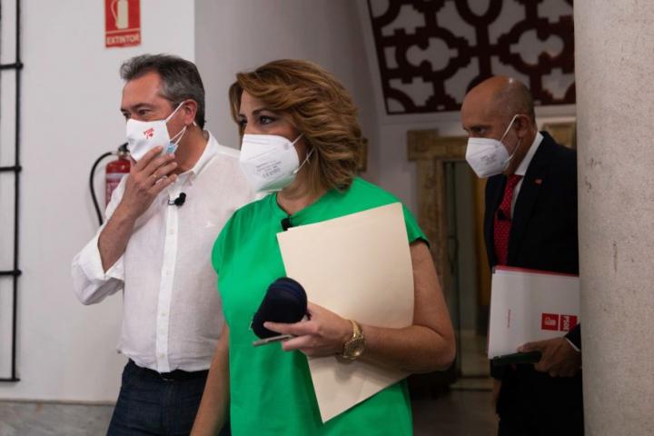 Juan Espadas (izq) y Susana Díaz, el pasado 8 de junio, en el debate entre candidatos en las primarias del PSOE-A.
