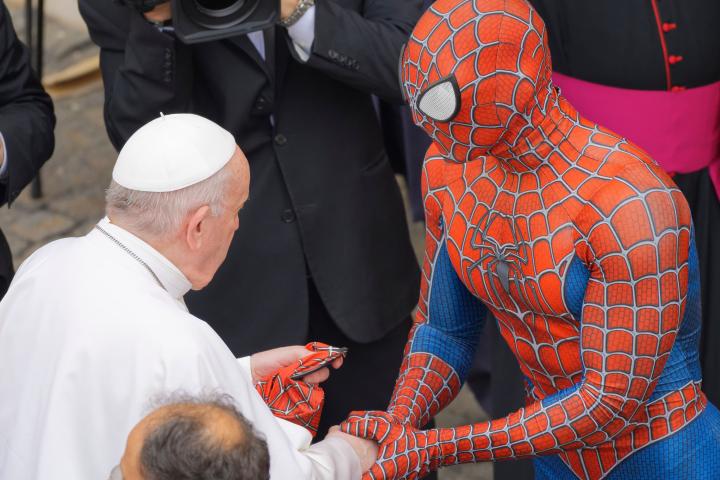 El papa Francisco con este solidario hombre araña