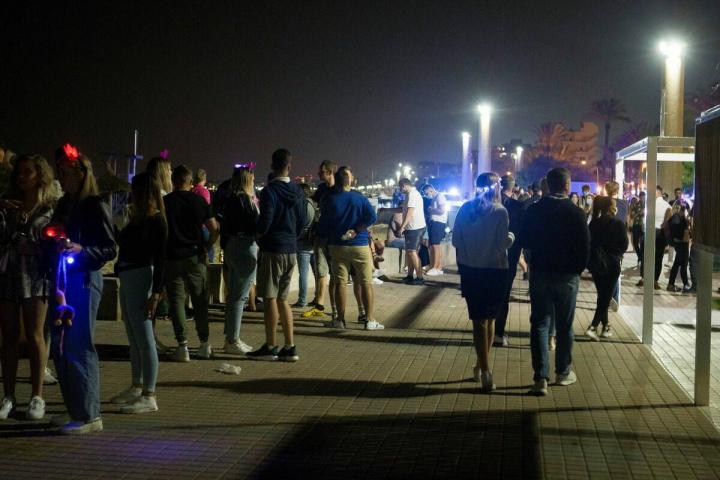 Jóvenes de fiesta.
