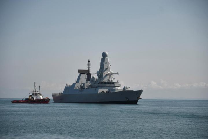 El 'HMS Defender' llega al puerto de Batumi (Georgia) el 26 de junio.