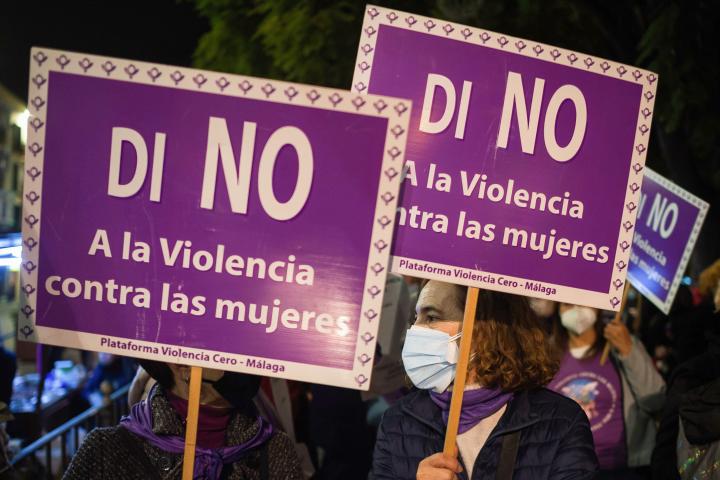 Foto de archivo de un cartel 'di no a la violencia contra las mujeres'.