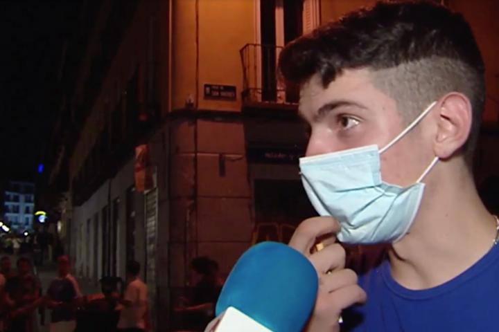 Un joven se sujeta la mascarilla en una entrevista.