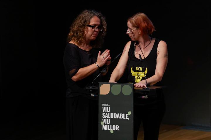 Una activista de Barcelona Animal Rebellion es conminada a abandonar el acto institucional "Vive saludable, vive mejor", este sábado en Barcelona.