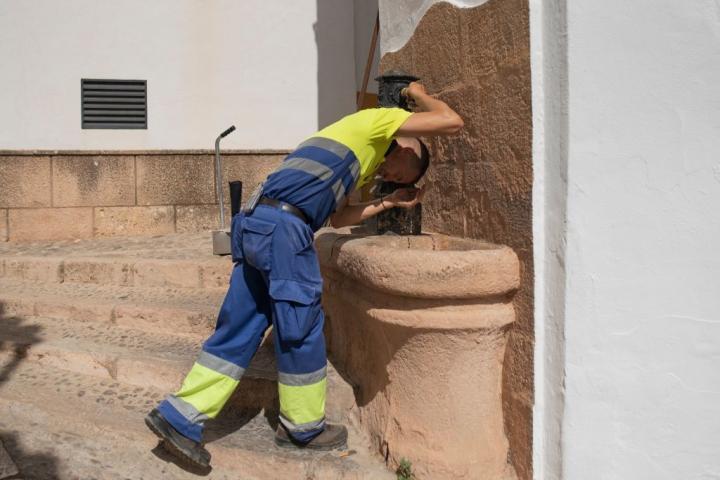 Un trabajador de la limpieza de Ronda (Málaga) se refresca durante la ola de calor en julio.