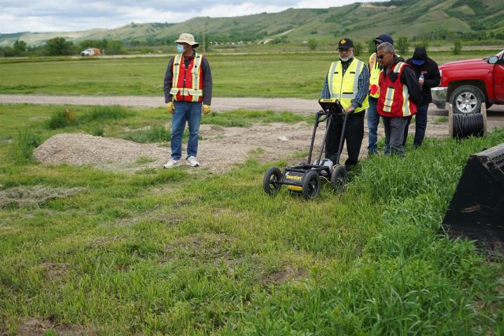 Tres técnicos operan un georradar el pasado 24 de junio para localizar tumbas en Saskatchewan (Canadá).