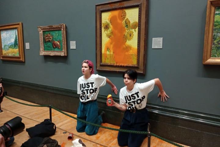 Activistas tiran sopa de tomate al cuadro 'Los girasoles' de Van Gogh.