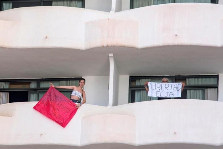 Jovenes confinados en el hotel piden libertad para volver a sus casas