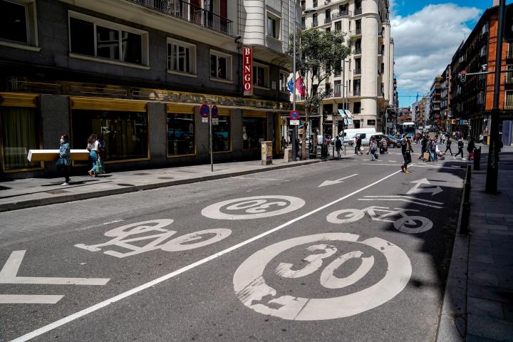 Señal de limitación a 30 kilómetros por hora en la Gran Vía de Madrid.