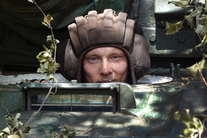 Un soldado ucraniano, en su posición en un tanque, el pasado 1 de julio en la región de Donetsk.