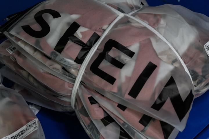 Varios paquetes de Shein, en una de sus fábricas.