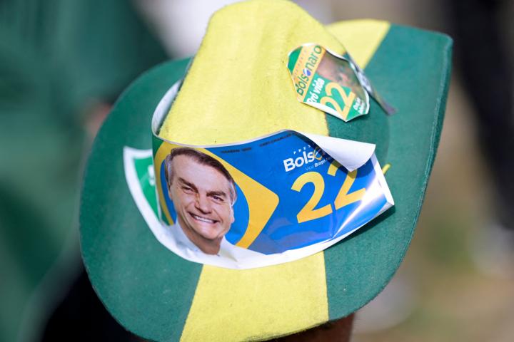 Un seguidor de Bolsonaro acude a un discurso de campaña del candidato ultraconservador.