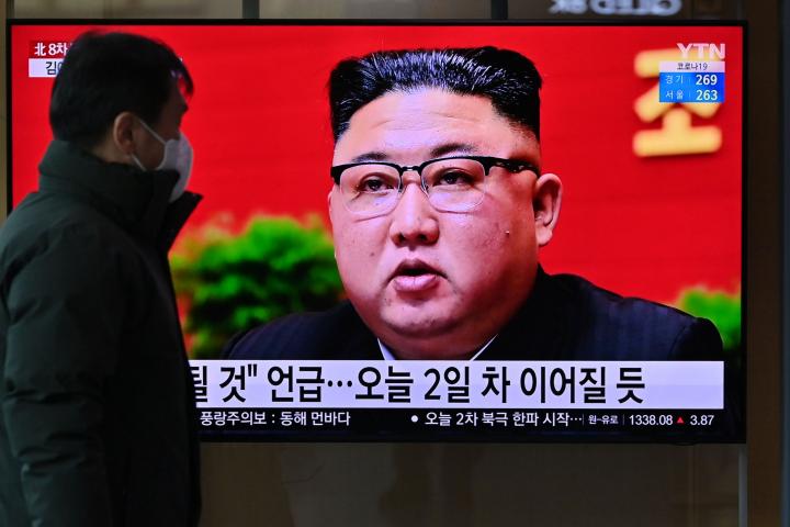 Un hombre pasa por delante de una pantalla que muestra al líder norcoreano, Kim Jong-un, en el Congreso del Partido de los Trabajadores. En Seúl (Corea del Sur), el 6 de enero de 2021. 