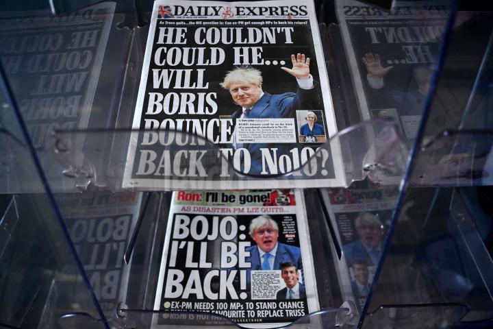 Diarios británicos lucen en sus portadas el posible retorno del exprimer ministro Boris Johnson, este viernes en una tienda de Londres.