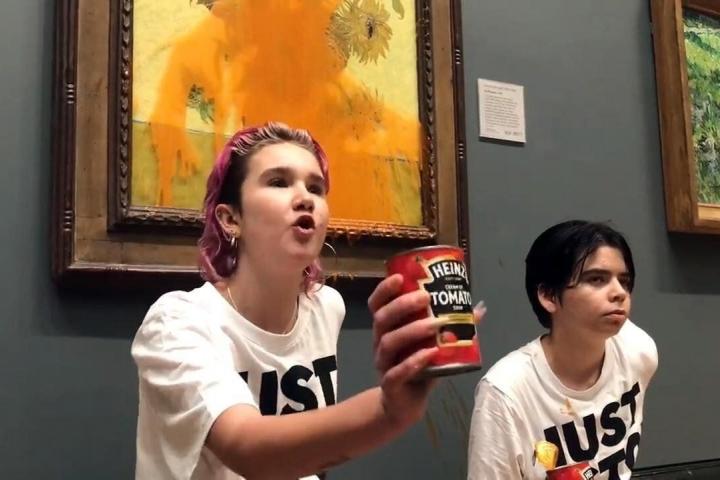 Las activistas climáticas de Just Stop Oil tras lanzar la sopa de tomate sobre 'Los Girasoles'.