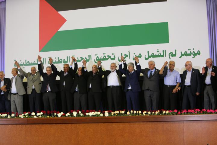 Abdelmadjid Tebboune, el presidente de Argelia, encabeza la foto de familia con los partidos y facciones palestinas tras el acuerdo firmado el 13 de octubre en Argel. 