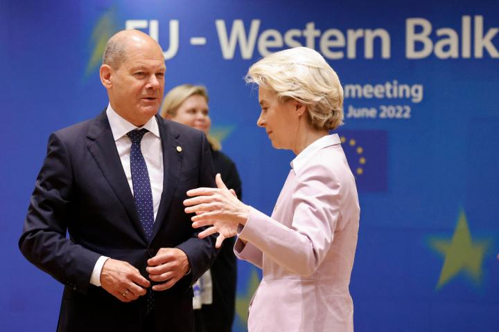 Olaf Scholz y Ursula von der Leyen, el pasado 23 de junio en Bruselas, durante un encuentro de la UE y los Balcanes. 