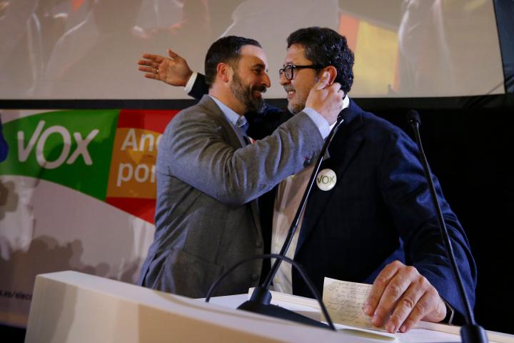 El presidente de Vox, Santiago Abascal, y el entonces candidato a la Junta de Andalucía, Francisco Serrano, celebran el resultado de las elecciones andaluzas en 2018.