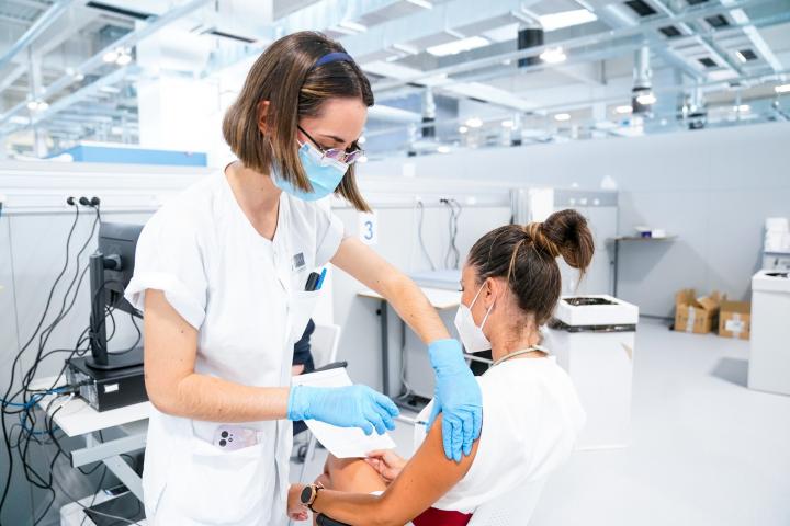 Una enfermera vacuna a una mujer en el hospital Zendal de Madrid