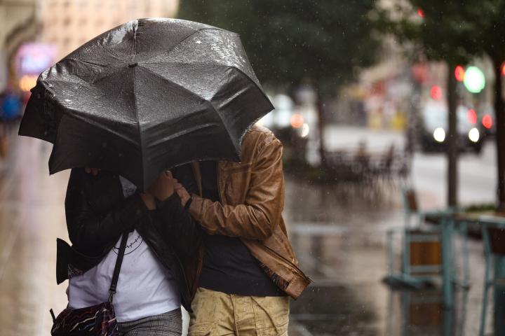 Un par de personas se protegen de la lluvia en Madrid durante el último fin de semana.