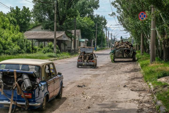 Soldados de Ucrania en la ciudad de Lisichansk, situada en los alrededores de Severodonetsk, en Lugansk (este).