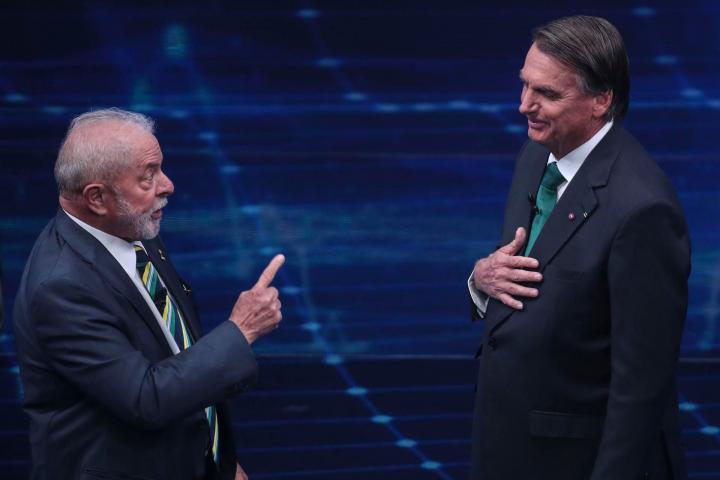 Luiz Inácio Lula da Silva y el ultra derechista Jair Bolsonaro en el primer debate de la segunda vuelta