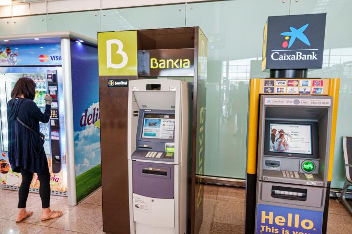 Cajeros de CaixaBank y Bankia juntos en el aeropuerto de Barcelona - El Prat.