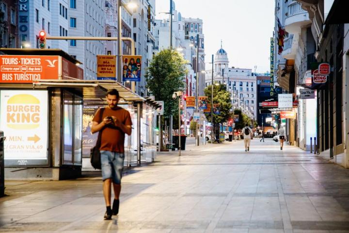 Una persona pasea por la Gran Vía de Madrid.