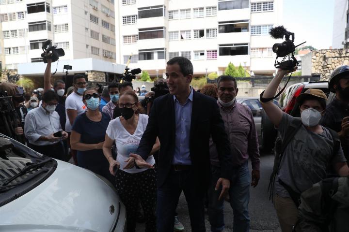 Rueda de prensa de Guaidó frente a su casa