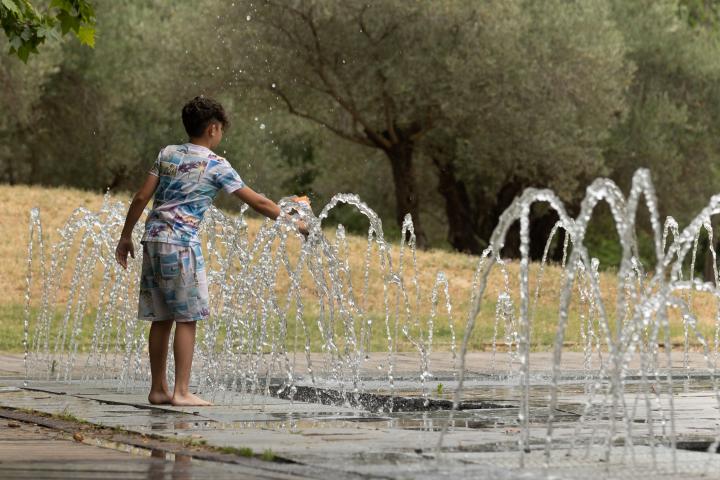 Un niño se refresca en los chorros de Madrid Río, el 16 de junio de 2022, cuando en las primeras horas de la mañana el termómetro ya marcaba 27ºC. 