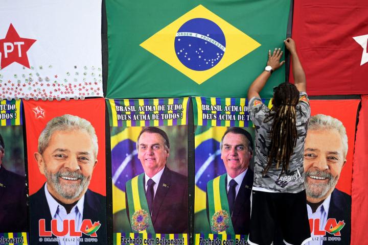 Un vendedor expone toallas con los rostros de Lula da Silva y Bolsonaro, el pasado 25 de octubre, en Belo Horizonte, Brasil. 