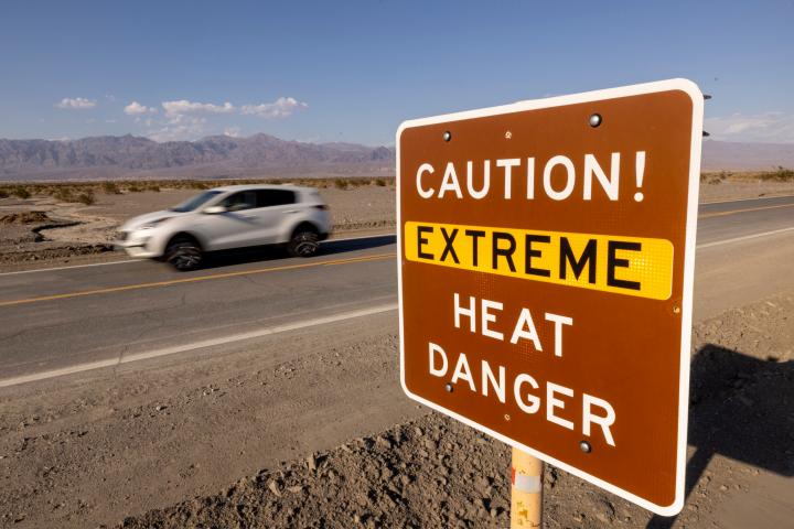 Un coche pasa ante un cartel que avisa de calor extremo en el Parque Nacional de Death Valley, en California, el pasado agosto. 