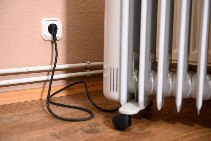 Una estufa portátil conectada a la red eléctrica para su puesta en marcha este invierno.