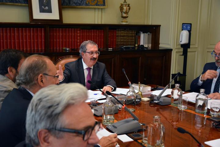 Rafael Mozo, con corbata morada, en una reunión del CGPJ