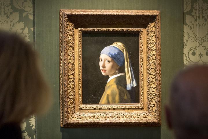 La célebre pintura de Vermeer, vista a distancia