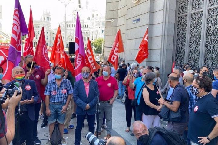 Concentración de UGT y Comisiones para solicitar la subida del salario mínimo, ante el Banco de España